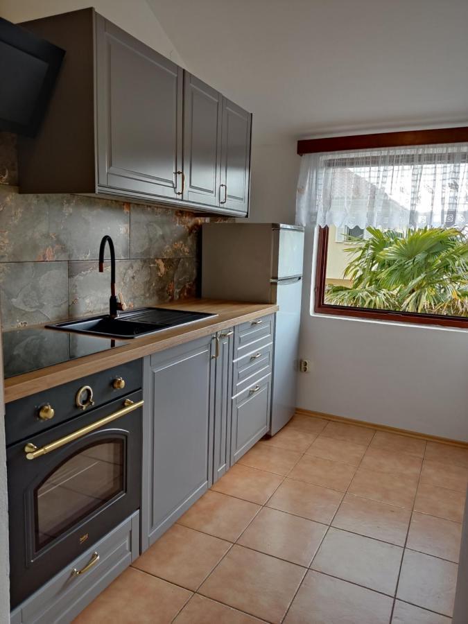 Car Apartment *